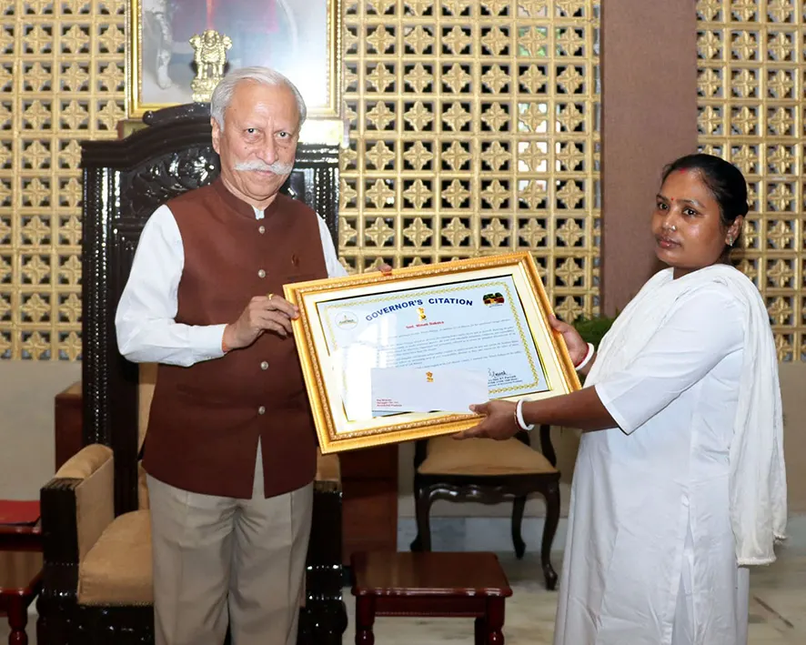 Guv presents citation, cash award to Lok Bhavan staffer