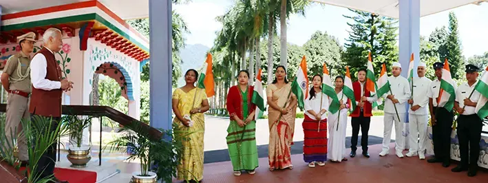 Guv presents tricolour to officials, staff