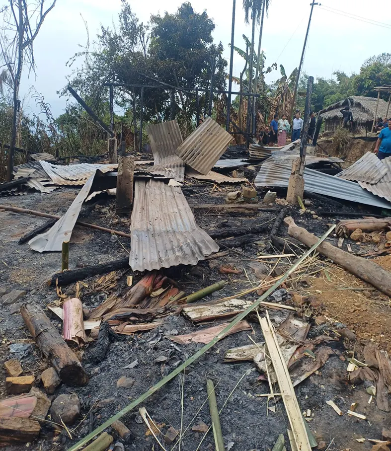 Fire reduces 2 houses to ashes