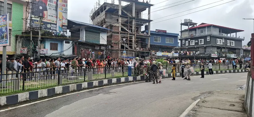 Bandh turns violent, protestors gherao police station