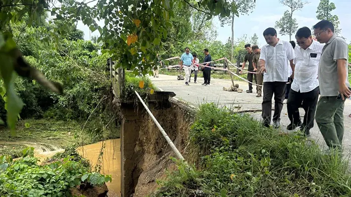 Lowang inspects flood-affected Deomali, instructs urgent restoration measures