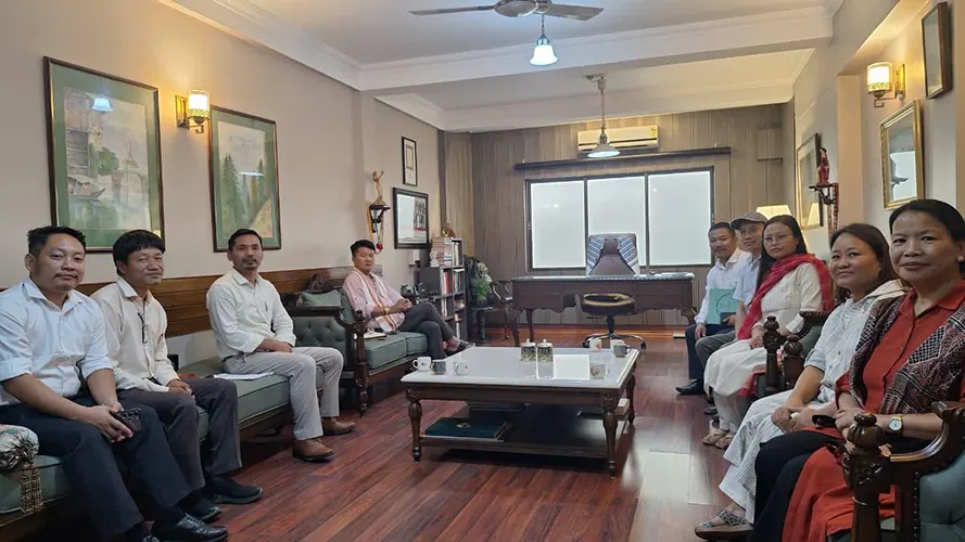 Mithi meets protesting APTEA members