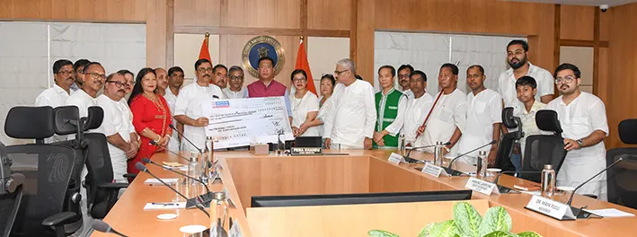 Satsang donates 1 cr to CM’s relief fund for flood relief