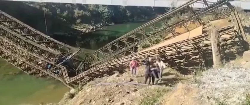 Bridge collapses while awaiting demolition