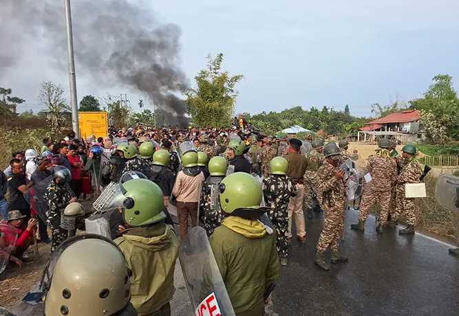 Protest against silicon factory turns violent, 3 police personnel injured