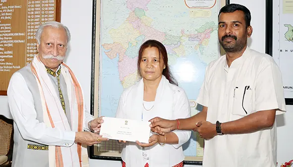 Guv hands over cheque to AVN